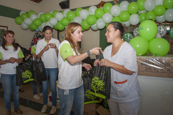 Acto de celebración, cliente 1 millón de Gas   
Acto de celebración, cliente 1 millón de Gas    
Fecha: Diciembre 16 de 2015. Lugar: Copacabana – Hogar Sagrado Corazón de Jesús
Para descargar esta fotografía en alta resolución, haga clic sobre la imagen hasta que la misma se despliegue en la pantalla completa; luego dé clic derecho y elija la opción "guardar imagen como". 
En caso de publicación por cualquier medio, solicitamos acompañarla del crédito: "Foto EPM"
Palabras clave: Acto celebración cliente millón Gas