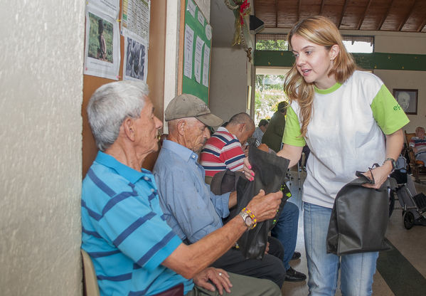 Acto de celebración, cliente 1 millón de Gas   
Acto de celebración, cliente 1 millón de Gas    
Fecha: Diciembre 16 de 2015. Lugar: Copacabana – Hogar Sagrado Corazón de Jesús
Para descargar esta fotografía en alta resolución, haga clic sobre la imagen hasta que la misma se despliegue en la pantalla completa; luego dé clic derecho y elija la opción "guardar imagen como". 
En caso de publicación por cualquier medio, solicitamos acompañarla del crédito: "Foto EPM"
Palabras clave: Acto celebración cliente millón Gas