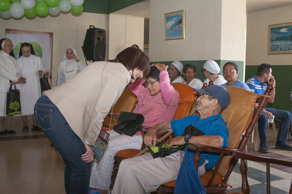 Acto de celebración, cliente 1 millón de Gas   
Acto de celebración, cliente 1 millón de Gas    
Fecha: Diciembre 16 de 2015. Lugar: Copacabana – Hogar Sagrado Corazón de Jesús
Para descargar esta fotografía en alta resolución, haga clic sobre la imagen hasta que la misma se despliegue en la pantalla completa; luego dé clic derecho y elija la opción "guardar imagen como". 
En caso de publicación por cualquier medio, solicitamos acompañarla del crédito: "Foto EPM"
Palabras clave: Acto celebración cliente millón Gas
