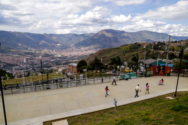 Inauguración UVA Nuevo Amanecer   
Inauguración UVA Nuevo Amanecer    
Fecha: Diciembre 16 de 2015. Lugar: Medellín – Barrio Santo Domingo
Para descargar esta fotografía en alta resolución, haga clic sobre la imagen hasta que la misma se despliegue en la pantalla completa; luego dé clic derecho y elija la opción "guardar imagen como". 
En caso de publicación por cualquier medio, solicitamos acompañarla del crédito: "Foto EPM"

Palabras clave: Inauguración UVA Nuevo Amanecer