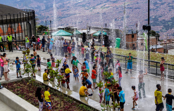 Inauguración UVA Nuevo Amanecer   
Inauguración UVA Nuevo Amanecer    
Fecha: Diciembre 16 de 2015. Lugar: Medellín – Barrio Santo Domingo
Para descargar esta fotografía en alta resolución, haga clic sobre la imagen hasta que la misma se despliegue en la pantalla completa; luego dé clic derecho y elija la opción "guardar imagen como". 
En caso de publicación por cualquier medio, solicitamos acompañarla del crédito: "Foto EPM"

Palabras clave: Inauguración UVA Nuevo Amanecer