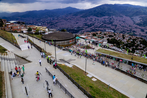 Inauguración UVA Nuevo Amanecer   
Inauguración UVA Nuevo Amanecer    
Fecha: Diciembre 16 de 2015. Lugar: Medellín – Barrio Santo Domingo
Para descargar esta fotografía en alta resolución, haga clic sobre la imagen hasta que la misma se despliegue en la pantalla completa; luego dé clic derecho y elija la opción "guardar imagen como". 
En caso de publicación por cualquier medio, solicitamos acompañarla del crédito: "Foto EPM"

Palabras clave: Inauguración UVA Nuevo Amanecer