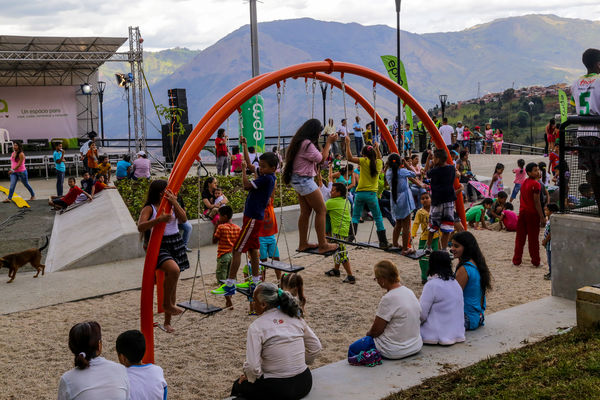 Inauguración UVA Nuevo Amanecer   
Inauguración UVA Nuevo Amanecer    
Fecha: Diciembre 16 de 2015. Lugar: Medellín – Barrio Santo Domingo
Para descargar esta fotografía en alta resolución, haga clic sobre la imagen hasta que la misma se despliegue en la pantalla completa; luego dé clic derecho y elija la opción "guardar imagen como". 
En caso de publicación por cualquier medio, solicitamos acompañarla del crédito: "Foto EPM"

Palabras clave: Inauguración UVA Nuevo Amanecer