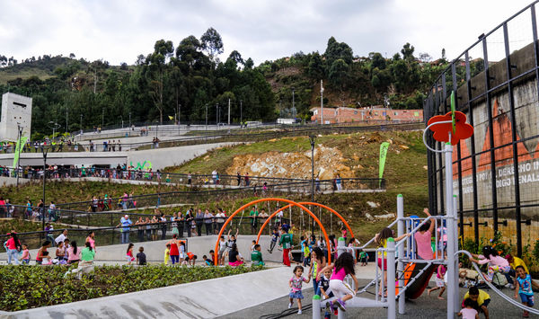 Inauguración UVA Nuevo Amanecer   
Inauguración UVA Nuevo Amanecer    
Fecha: Diciembre 16 de 2015. Lugar: Medellín – Barrio Santo Domingo
Para descargar esta fotografía en alta resolución, haga clic sobre la imagen hasta que la misma se despliegue en la pantalla completa; luego dé clic derecho y elija la opción "guardar imagen como". 
En caso de publicación por cualquier medio, solicitamos acompañarla del crédito: "Foto EPM"

Palabras clave: Inauguración UVA Nuevo Amanecer