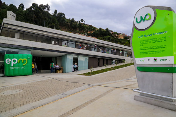 Inauguración UVA Nuevo Amanecer   
Inauguración UVA Nuevo Amanecer    
Fecha: Diciembre 16 de 2015. Lugar: Medellín – Barrio Santo Domingo
Para descargar esta fotografía en alta resolución, haga clic sobre la imagen hasta que la misma se despliegue en la pantalla completa; luego dé clic derecho y elija la opción "guardar imagen como". 
En caso de publicación por cualquier medio, solicitamos acompañarla del crédito: "Foto EPM"

Palabras clave: Inauguración UVA Nuevo Amanecer