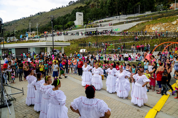 Inauguración UVA Nuevo Amanecer   
Inauguración UVA Nuevo Amanecer    
Fecha: Diciembre 16 de 2015. Lugar: Medellín – Barrio Santo Domingo
Para descargar esta fotografía en alta resolución, haga clic sobre la imagen hasta que la misma se despliegue en la pantalla completa; luego dé clic derecho y elija la opción "guardar imagen como". 
En caso de publicación por cualquier medio, solicitamos acompañarla del crédito: "Foto EPM"

Palabras clave: Inauguración UVA Nuevo Amanecer