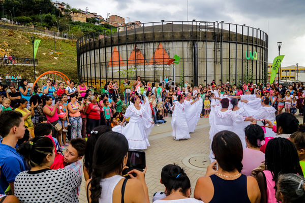 Inauguración UVA Nuevo Amanecer   
Inauguración UVA Nuevo Amanecer    
Fecha: Diciembre 16 de 2015. Lugar: Medellín – Barrio Santo Domingo
Para descargar esta fotografía en alta resolución, haga clic sobre la imagen hasta que la misma se despliegue en la pantalla completa; luego dé clic derecho y elija la opción "guardar imagen como". 
En caso de publicación por cualquier medio, solicitamos acompañarla del crédito: "Foto EPM"

Palabras clave: Inauguración UVA Nuevo Amanecer