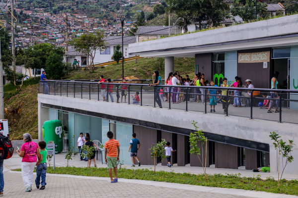 Inauguración UVA Nuevo Amanecer   
Inauguración UVA Nuevo Amanecer    
Fecha: Diciembre 16 de 2015. Lugar: Medellín – Barrio Santo Domingo
Para descargar esta fotografía en alta resolución, haga clic sobre la imagen hasta que la misma se despliegue en la pantalla completa; luego dé clic derecho y elija la opción "guardar imagen como". 
En caso de publicación por cualquier medio, solicitamos acompañarla del crédito: "Foto EPM"

Palabras clave: Inauguración UVA Nuevo Amanecer
