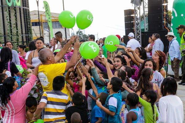 Inauguración UVA Nuevo Amanecer   
Inauguración UVA Nuevo Amanecer    
Fecha: Diciembre 16 de 2015. Lugar: Medellín – Barrio Santo Domingo
Para descargar esta fotografía en alta resolución, haga clic sobre la imagen hasta que la misma se despliegue en la pantalla completa; luego dé clic derecho y elija la opción "guardar imagen como". 
En caso de publicación por cualquier medio, solicitamos acompañarla del crédito: "Foto EPM"

Palabras clave: Inauguración UVA Nuevo Amanecer