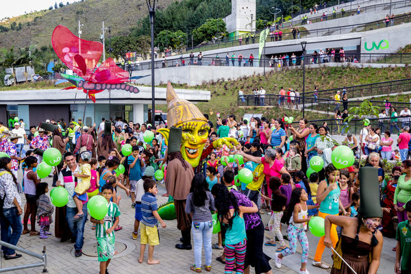 Inauguración UVA Nuevo Amanecer   
Inauguración UVA Nuevo Amanecer    
Fecha: Diciembre 16 de 2015. Lugar: Medellín – Barrio Santo Domingo
Para descargar esta fotografía en alta resolución, haga clic sobre la imagen hasta que la misma se despliegue en la pantalla completa; luego dé clic derecho y elija la opción "guardar imagen como". 
En caso de publicación por cualquier medio, solicitamos acompañarla del crédito: "Foto EPM"

Palabras clave: Inauguración UVA Nuevo Amanecer