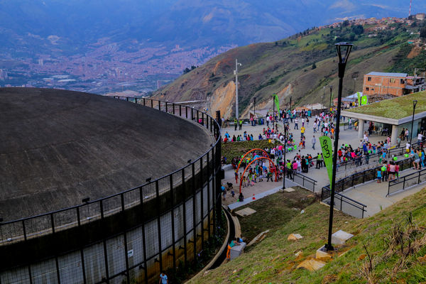 Inauguración UVA Nuevo Amanecer   
Inauguración UVA Nuevo Amanecer    
Fecha: Diciembre 16 de 2015. Lugar: Medellín – Barrio Santo Domingo
Para descargar esta fotografía en alta resolución, haga clic sobre la imagen hasta que la misma se despliegue en la pantalla completa; luego dé clic derecho y elija la opción "guardar imagen como". 
En caso de publicación por cualquier medio, solicitamos acompañarla del crédito: "Foto EPM"

Palabras clave: Inauguración UVA Nuevo Amanecer