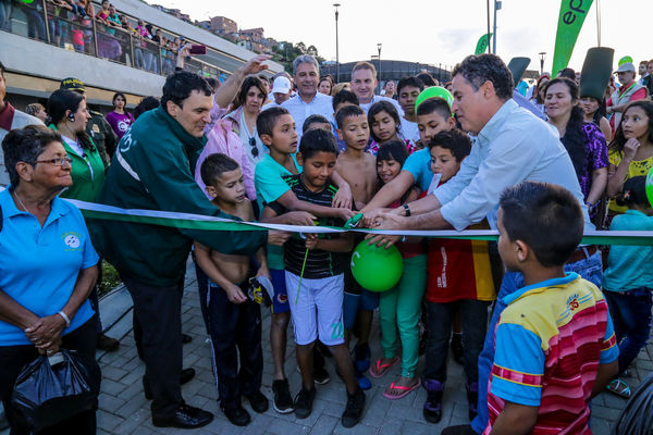 Inauguración UVA Nuevo Amanecer
Inauguración UVA Nuevo Amanecer    
Fecha: Diciembre 16 de 2015. Lugar: Medellín – Barrio Santo Domingo
Para descargar esta fotografía en alta resolución, haga clic sobre la imagen hasta que la misma se despliegue en la pantalla completa; luego dé clic derecho y elija la opción "guardar imagen como". 
En caso de publicación por cualquier medio, solicitamos acompañarla del crédito: "Foto EPM"

Palabras clave: Inauguración UVA Nuevo Amanecer