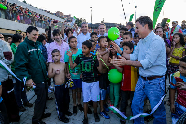 Inauguración UVA Nuevo Amanecer   
Inauguración UVA Nuevo Amanecer    
Fecha: Diciembre 16 de 2015. Lugar: Medellín – Barrio Santo Domingo
Para descargar esta fotografía en alta resolución, haga clic sobre la imagen hasta que la misma se despliegue en la pantalla completa; luego dé clic derecho y elija la opción "guardar imagen como". 
En caso de publicación por cualquier medio, solicitamos acompañarla del crédito: "Foto EPM"

Palabras clave: Inauguración UVA Nuevo Amanecer