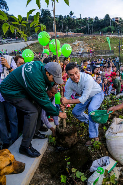 Inauguración UVA Nuevo Amanecer
Inauguración UVA Nuevo Amanecer    
Fecha: Diciembre 16 de 2015. Lugar: Medellín – Barrio Santo Domingo
Para descargar esta fotografía en alta resolución, haga clic sobre la imagen hasta que la misma se despliegue en la pantalla completa; luego dé clic derecho y elija la opción "guardar imagen como". 
En caso de publicación por cualquier medio, solicitamos acompañarla del crédito: "Foto EPM"

Palabras clave: Inauguración UVA Nuevo Amanecer