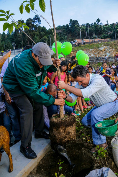 Inauguración UVA Nuevo Amanecer
Inauguración UVA Nuevo Amanecer    
Fecha: Diciembre 16 de 2015. Lugar: Medellín – Barrio Santo Domingo
Para descargar esta fotografía en alta resolución, haga clic sobre la imagen hasta que la misma se despliegue en la pantalla completa; luego dé clic derecho y elija la opción "guardar imagen como". 
En caso de publicación por cualquier medio, solicitamos acompañarla del crédito: "Foto EPM"

Palabras clave: Inauguración UVA Nuevo Amanecer