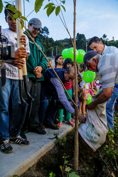 Inauguración UVA Nuevo Amanecer
Inauguración UVA Nuevo Amanecer    
Fecha: Diciembre 16 de 2015. Lugar: Medellín – Barrio Santo Domingo
Para descargar esta fotografía en alta resolución, haga clic sobre la imagen hasta que la misma se despliegue en la pantalla completa; luego dé clic derecho y elija la opción "guardar imagen como". 
En caso de publicación por cualquier medio, solicitamos acompañarla del crédito: "Foto EPM"

Palabras clave: Inauguración UVA Nuevo Amanecer
