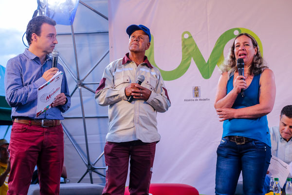 Inauguración UVA Nuevo Amanecer
Inauguración UVA Nuevo Amanecer    
Fecha: Diciembre 16 de 2015. Lugar: Medellín – Barrio Santo Domingo
Para descargar esta fotografía en alta resolución, haga clic sobre la imagen hasta que la misma se despliegue en la pantalla completa; luego dé clic derecho y elija la opción "guardar imagen como". 
En caso de publicación por cualquier medio, solicitamos acompañarla del crédito: "Foto EPM"

Palabras clave: Inauguración UVA Nuevo Amanecer
