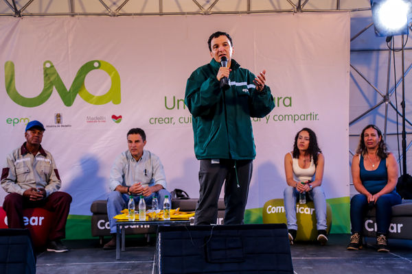 Inauguración UVA Nuevo Amanecer
Inauguración UVA Nuevo Amanecer    
Fecha: Diciembre 16 de 2015. Lugar: Medellín – Barrio Santo Domingo
Para descargar esta fotografía en alta resolución, haga clic sobre la imagen hasta que la misma se despliegue en la pantalla completa; luego dé clic derecho y elija la opción "guardar imagen como". 
En caso de publicación por cualquier medio, solicitamos acompañarla del crédito: "Foto EPM"

Palabras clave: Inauguración UVA Nuevo Amanecer