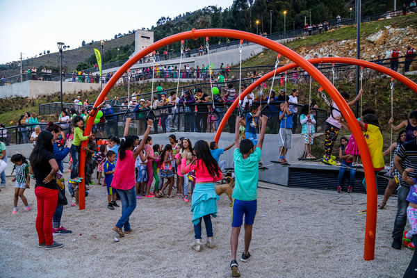 Inauguración UVA Nuevo Amanecer
Inauguración UVA Nuevo Amanecer    
Fecha: Diciembre 16 de 2015. Lugar: Medellín – Barrio Santo Domingo
Para descargar esta fotografía en alta resolución, haga clic sobre la imagen hasta que la misma se despliegue en la pantalla completa; luego dé clic derecho y elija la opción "guardar imagen como". 
En caso de publicación por cualquier medio, solicitamos acompañarla del crédito: "Foto EPM"

Palabras clave: Inauguración UVA Nuevo Amanecer