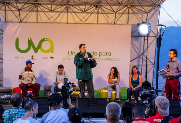 Inauguración UVA Nuevo Amanecer
Inauguración UVA Nuevo Amanecer    
Fecha: Diciembre 16 de 2015. Lugar: Medellín – Barrio Santo Domingo
Para descargar esta fotografía en alta resolución, haga clic sobre la imagen hasta que la misma se despliegue en la pantalla completa; luego dé clic derecho y elija la opción "guardar imagen como". 
En caso de publicación por cualquier medio, solicitamos acompañarla del crédito: "Foto EPM"

Palabras clave: Inauguración UVA Nuevo Amanecer
