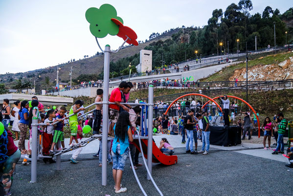 Inauguración UVA Nuevo Amanecer
Inauguración UVA Nuevo Amanecer    
Fecha: Diciembre 16 de 2015. Lugar: Medellín – Barrio Santo Domingo
Para descargar esta fotografía en alta resolución, haga clic sobre la imagen hasta que la misma se despliegue en la pantalla completa; luego dé clic derecho y elija la opción "guardar imagen como". 
En caso de publicación por cualquier medio, solicitamos acompañarla del crédito: "Foto EPM"

Palabras clave: Inauguración UVA Nuevo Amanecer