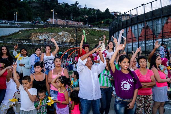 Inauguración UVA Nuevo Amanecer
Inauguración UVA Nuevo Amanecer    
Fecha: Diciembre 16 de 2015. Lugar: Medellín – Barrio Santo Domingo
Para descargar esta fotografía en alta resolución, haga clic sobre la imagen hasta que la misma se despliegue en la pantalla completa; luego dé clic derecho y elija la opción "guardar imagen como". 
En caso de publicación por cualquier medio, solicitamos acompañarla del crédito: "Foto EPM"

Palabras clave: Inauguración UVA Nuevo Amanecer