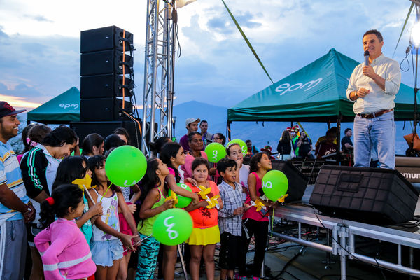 Inauguración UVA Nuevo Amanecer
Inauguración UVA Nuevo Amanecer    
Fecha: Diciembre 16 de 2015. Lugar: Medellín – Barrio Santo Domingo
Para descargar esta fotografía en alta resolución, haga clic sobre la imagen hasta que la misma se despliegue en la pantalla completa; luego dé clic derecho y elija la opción "guardar imagen como". 
En caso de publicación por cualquier medio, solicitamos acompañarla del crédito: "Foto EPM"

Palabras clave: Inauguración UVA Nuevo Amanecer