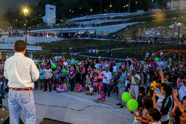 Inauguración UVA Nuevo Amanecer
Inauguración UVA Nuevo Amanecer    
Fecha: Diciembre 16 de 2015. Lugar: Medellín – Barrio Santo Domingo
Para descargar esta fotografía en alta resolución, haga clic sobre la imagen hasta que la misma se despliegue en la pantalla completa; luego dé clic derecho y elija la opción "guardar imagen como". 
En caso de publicación por cualquier medio, solicitamos acompañarla del crédito: "Foto EPM"

Palabras clave: Inauguración UVA Nuevo Amanecer