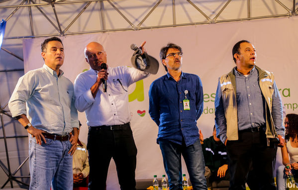 Inauguración UVA Nuevo Amanecer
Inauguración UVA Nuevo Amanecer    
Fecha: Diciembre 16 de 2015. Lugar: Medellín – Barrio Santo Domingo
Para descargar esta fotografía en alta resolución, haga clic sobre la imagen hasta que la misma se despliegue en la pantalla completa; luego dé clic derecho y elija la opción "guardar imagen como". 
En caso de publicación por cualquier medio, solicitamos acompañarla del crédito: "Foto EPM"

Palabras clave: Inauguración UVA Nuevo Amanecer