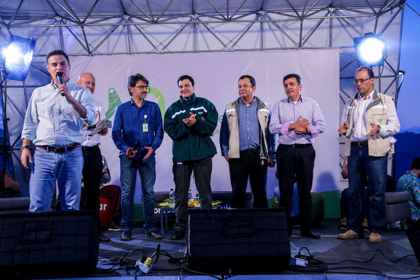 Inauguración UVA Nuevo Amanecer
Inauguración UVA Nuevo Amanecer    
Fecha: Diciembre 16 de 2015. Lugar: Medellín – Barrio Santo Domingo
Para descargar esta fotografía en alta resolución, haga clic sobre la imagen hasta que la misma se despliegue en la pantalla completa; luego dé clic derecho y elija la opción "guardar imagen como". 
En caso de publicación por cualquier medio, solicitamos acompañarla del crédito: "Foto EPM"

Palabras clave: Inauguración UVA Nuevo Amanecer