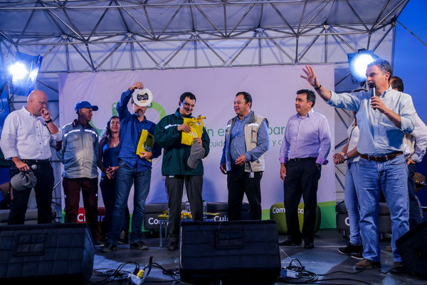 Inauguración UVA Nuevo Amanecer
Inauguración UVA Nuevo Amanecer    
Fecha: Diciembre 16 de 2015. Lugar: Medellín – Barrio Santo Domingo
Para descargar esta fotografía en alta resolución, haga clic sobre la imagen hasta que la misma se despliegue en la pantalla completa; luego dé clic derecho y elija la opción "guardar imagen como". 
En caso de publicación por cualquier medio, solicitamos acompañarla del crédito: "Foto EPM"

Palabras clave: Inauguración UVA Nuevo Amanecer