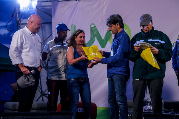 Inauguración UVA Nuevo Amanecer
Inauguración UVA Nuevo Amanecer    
Fecha: Diciembre 16 de 2015. Lugar: Medellín – Barrio Santo Domingo
Para descargar esta fotografía en alta resolución, haga clic sobre la imagen hasta que la misma se despliegue en la pantalla completa; luego dé clic derecho y elija la opción "guardar imagen como". 
En caso de publicación por cualquier medio, solicitamos acompañarla del crédito: "Foto EPM"

Palabras clave: Inauguración UVA Nuevo Amanecer