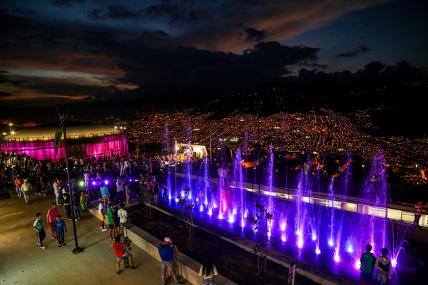Inauguración UVA Nuevo Amanecer
Inauguración UVA Nuevo Amanecer    
Fecha: Diciembre 16 de 2015. Lugar: Medellín – Barrio Santo Domingo
Para descargar esta fotografía en alta resolución, haga clic sobre la imagen hasta que la misma se despliegue en la pantalla completa; luego dé clic derecho y elija la opción "guardar imagen como". 
En caso de publicación por cualquier medio, solicitamos acompañarla del crédito: "Foto EPM"
Palabras clave: Inauguración UVA Nuevo Amanecer
