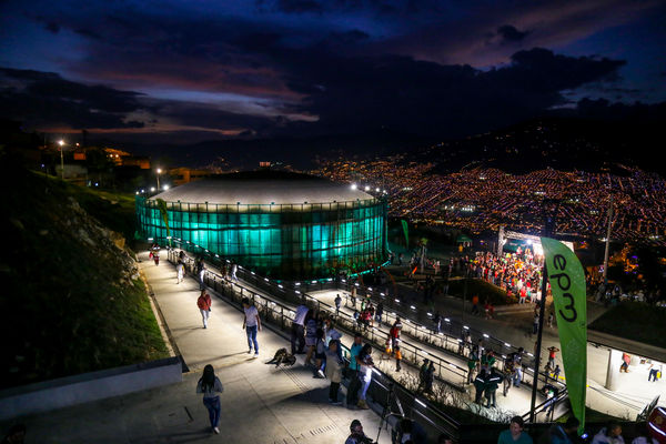 Inauguración UVA Nuevo Amanecer
Inauguración UVA Nuevo Amanecer    
Fecha: Diciembre 16 de 2015. Lugar: Medellín – Barrio Santo Domingo
Para descargar esta fotografía en alta resolución, haga clic sobre la imagen hasta que la misma se despliegue en la pantalla completa; luego dé clic derecho y elija la opción "guardar imagen como". 
En caso de publicación por cualquier medio, solicitamos acompañarla del crédito: "Foto EPM"
Palabras clave: Inauguración UVA Nuevo Amanecer