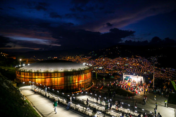Inauguración UVA Nuevo Amanecer
Inauguración UVA Nuevo Amanecer    
Fecha: Diciembre 16 de 2015. Lugar: Medellín – Barrio Santo Domingo
Para descargar esta fotografía en alta resolución, haga clic sobre la imagen hasta que la misma se despliegue en la pantalla completa; luego dé clic derecho y elija la opción "guardar imagen como". 
En caso de publicación por cualquier medio, solicitamos acompañarla del crédito: "Foto EPM"
Palabras clave: Inauguración UVA Nuevo Amanecer