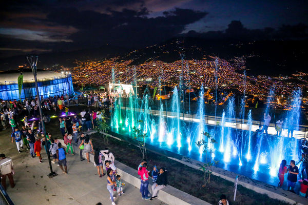 Inauguración UVA Nuevo Amanecer
Inauguración UVA Nuevo Amanecer    
Fecha: Diciembre 16 de 2015. Lugar: Medellín – Barrio Santo Domingo
Para descargar esta fotografía en alta resolución, haga clic sobre la imagen hasta que la misma se despliegue en la pantalla completa; luego dé clic derecho y elija la opción "guardar imagen como". 
En caso de publicación por cualquier medio, solicitamos acompañarla del crédito: "Foto EPM"
Palabras clave: Inauguración UVA Nuevo Amanecer
