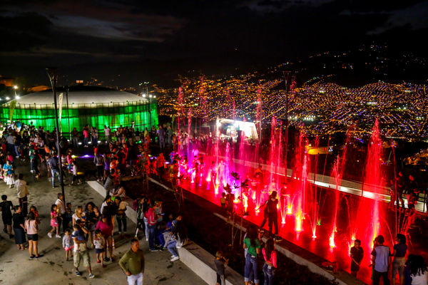 Inauguración UVA Nuevo Amanecer
Inauguración UVA Nuevo Amanecer    
Fecha: Diciembre 16 de 2015. Lugar: Medellín – Barrio Santo Domingo
Para descargar esta fotografía en alta resolución, haga clic sobre la imagen hasta que la misma se despliegue en la pantalla completa; luego dé clic derecho y elija la opción "guardar imagen como". 
En caso de publicación por cualquier medio, solicitamos acompañarla del crédito: "Foto EPM"
Palabras clave: Inauguración UVA Nuevo Amanecer