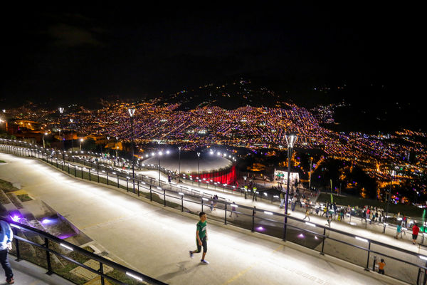 Inauguración UVA Nuevo Amanecer
Inauguración UVA Nuevo Amanecer    
Fecha: Diciembre 16 de 2015. Lugar: Medellín – Barrio Santo Domingo
Para descargar esta fotografía en alta resolución, haga clic sobre la imagen hasta que la misma se despliegue en la pantalla completa; luego dé clic derecho y elija la opción "guardar imagen como". 
En caso de publicación por cualquier medio, solicitamos acompañarla del crédito: "Foto EPM"
Palabras clave: Inauguración UVA Nuevo Amanecer