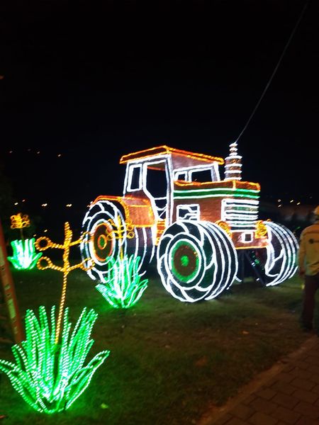 Alumbrados Navideños corregimientos de Medellín
Alumbrados Navideños corregimientos de Medellín
Diciembre 18 2018
Para descargar esta fotografía en alta resolución, haga clic sobre la imagen hasta que la misma se despliegue en la pantalla completa; luego dé clic derecho y elija la opción "guardar imagen como". 
En caso de publicación por cualquier medio, solicitamos acompañarla del crédito: "Foto EPM"
Palabras clave: Alumbrados Navideños corregimientos de Medellín