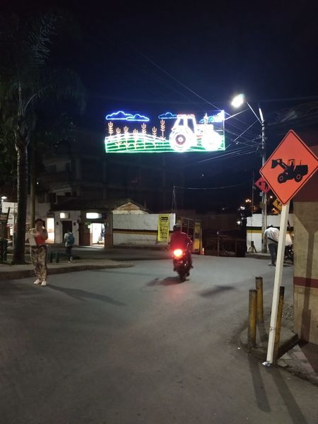 Alumbrados Navideños corregimientos de Medellín
Alumbrados Navideños corregimientos de Medellín
Diciembre 18 2018
Para descargar esta fotografía en alta resolución, haga clic sobre la imagen hasta que la misma se despliegue en la pantalla completa; luego dé clic derecho y elija la opción "guardar imagen como". 
En caso de publicación por cualquier medio, solicitamos acompañarla del crédito: "Foto EPM"
Palabras clave: Alumbrados Navideños corregimientos de Medellín