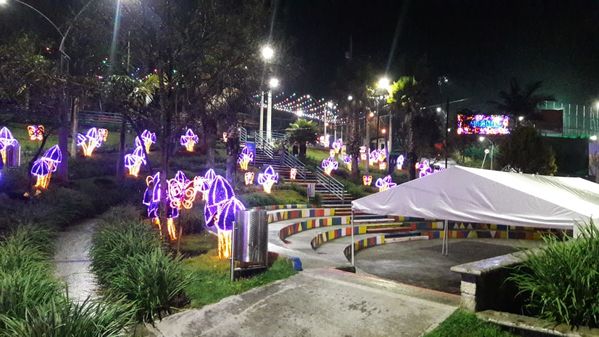 Alumbrados Navideños corregimientos de Medellín
Alumbrados Navideños corregimientos de Medellín
Diciembre 18 2018
Para descargar esta fotografía en alta resolución, haga clic sobre la imagen hasta que la misma se despliegue en la pantalla completa; luego dé clic derecho y elija la opción "guardar imagen como". 
En caso de publicación por cualquier medio, solicitamos acompañarla del crédito: "Foto EPM"
Palabras clave: Alumbrados Navideños corregimientos de Medellín