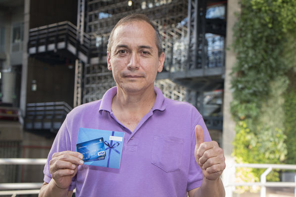 Sorteo del plan promocional "Con gas natural de EPM siempre ganas"
Sorteo del plan promocional "Con gas natural de EPM siempre ganas"
Fecha: Diciembre 19 de 2016
Para descargar esta fotografía en alta resolución, haga clic sobre la imagen hasta que la misma se despliegue en la pantalla completa; luego dé clic derecho y elija la opción "guardar imagen como". 
En caso de publicación por cualquier medio, solicitamos acompañarla del crédito: "Foto EPM"
Palabras clave: Sorteo plan promocional gas natural EPM siempre ganas  Javier Darío Castro