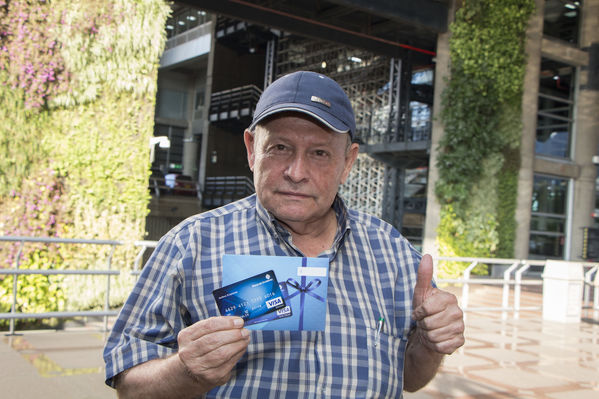 Sorteo del plan promocional "Con gas natural de EPM siempre ganas"
Sorteo del plan promocional "Con gas natural de EPM siempre ganas"
Fecha: Diciembre 19 de 2016
Para descargar esta fotografía en alta resolución, haga clic sobre la imagen hasta que la misma se despliegue en la pantalla completa; luego dé clic derecho y elija la opción "guardar imagen como". 
En caso de publicación por cualquier medio, solicitamos acompañarla del crédito: "Foto EPM"
Palabras clave: Sorteo plan promocional gas natural EPM siempre ganas   Javier García