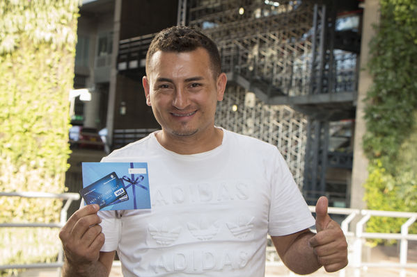 Sorteo del plan promocional "Con gas natural de EPM siempre ganas"
Sorteo del plan promocional "Con gas natural de EPM siempre ganas"
Fecha: Diciembre 19 de 2016
Para descargar esta fotografía en alta resolución, haga clic sobre la imagen hasta que la misma se despliegue en la pantalla completa; luego dé clic derecho y elija la opción "guardar imagen como". 
En caso de publicación por cualquier medio, solicitamos acompañarla del crédito: "Foto EPM"
Palabras clave: Sorteo plan promocional gas natural EPM siempre ganas  José Diego Colorado