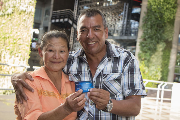 Sorteo del plan promocional "Con gas natural de EPM siempre ganas"
Sorteo del plan promocional "Con gas natural de EPM siempre ganas"
Fecha: Diciembre 19 de 2016
Para descargar esta fotografía en alta resolución, haga clic sobre la imagen hasta que la misma se despliegue en la pantalla completa; luego dé clic derecho y elija la opción "guardar imagen como". 
En caso de publicación por cualquier medio, solicitamos acompañarla del crédito: "Foto EPM"
Palabras clave: Sorteo plan promocional gas natural EPM siempre ganas e María Elvira Graciano