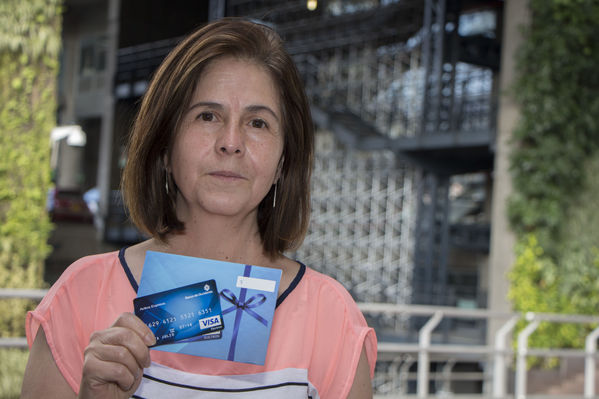 Sorteo del plan promocional "Con gas natural de EPM siempre ganas"
Sorteo del plan promocional "Con gas natural de EPM siempre ganas"
Fecha: Diciembre 19 de 2016
Para descargar esta fotografía en alta resolución, haga clic sobre la imagen hasta que la misma se despliegue en la pantalla completa; luego dé clic derecho y elija la opción "guardar imagen como". 
En caso de publicación por cualquier medio, solicitamos acompañarla del crédito: "Foto EPM"
Palabras clave: Sorteo plan promocional gas natural EPM siempre ganas   Nuvia Elena Loaiza