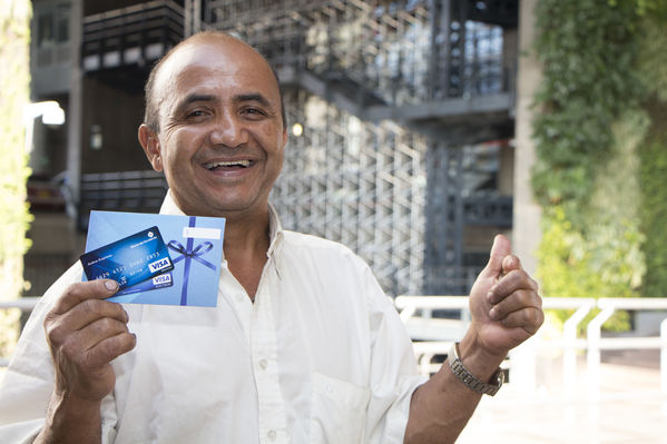 Sorteo del plan promocional "Con gas natural de EPM siempre ganas"
Sorteo del plan promocional "Con gas natural de EPM siempre ganas"
Fecha: Diciembre 19 de 2016
Para descargar esta fotografía en alta resolución, haga clic sobre la imagen hasta que la misma se despliegue en la pantalla completa; luego dé clic derecho y elija la opción "guardar imagen como". 
En caso de publicación por cualquier medio, solicitamos acompañarla del crédito: "Foto EPM"
Palabras clave: Sorteo plan promocional gas natural EPM siempre ganas Pablo Emilio Escobar