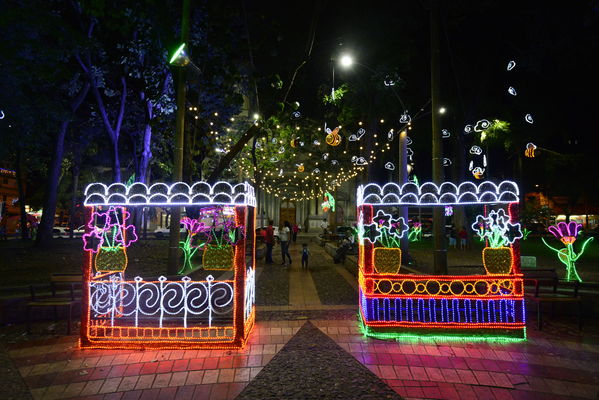 Alumbrado navideño parque Belén
Alumbrado navideño parque Belén
Fecha: Diciembre 19 de 2017
Para descargar esta fotografía en alta resolución, haga clic sobre la imagen hasta que la misma se despliegue en la pantalla completa; luego dé clic derecho y elija la opción "guardar imagen como". 
En caso de publicación por cualquier medio, solicitamos acompañarla del crédito: "Foto EPM"
Palabras clave: Alumbrado navideño parque Belén