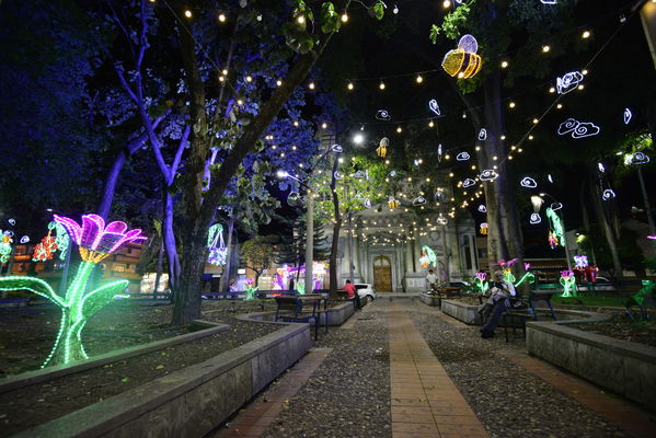 Alumbrado navideño parque Belén
Alumbrado navideño parque Belén
Fecha: Diciembre 19 de 2017
Para descargar esta fotografía en alta resolución, haga clic sobre la imagen hasta que la misma se despliegue en la pantalla completa; luego dé clic derecho y elija la opción "guardar imagen como". 
En caso de publicación por cualquier medio, solicitamos acompañarla del crédito: "Foto EPM"
Palabras clave: Alumbrado navideño parque Belén