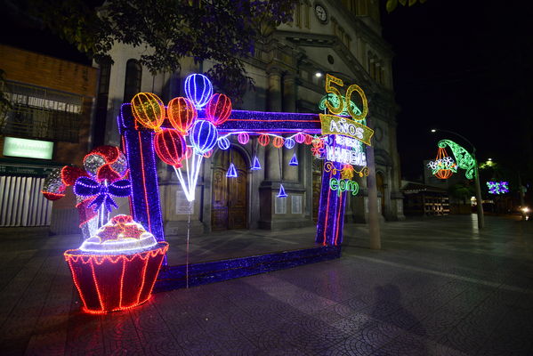 Alumbrado navideño parque Belén
Alumbrado navideño parque Belén
Fecha: Diciembre 19 de 2017
Para descargar esta fotografía en alta resolución, haga clic sobre la imagen hasta que la misma se despliegue en la pantalla completa; luego dé clic derecho y elija la opción "guardar imagen como". 
En caso de publicación por cualquier medio, solicitamos acompañarla del crédito: "Foto EPM"
Palabras clave: Alumbrado navideño parque Belén